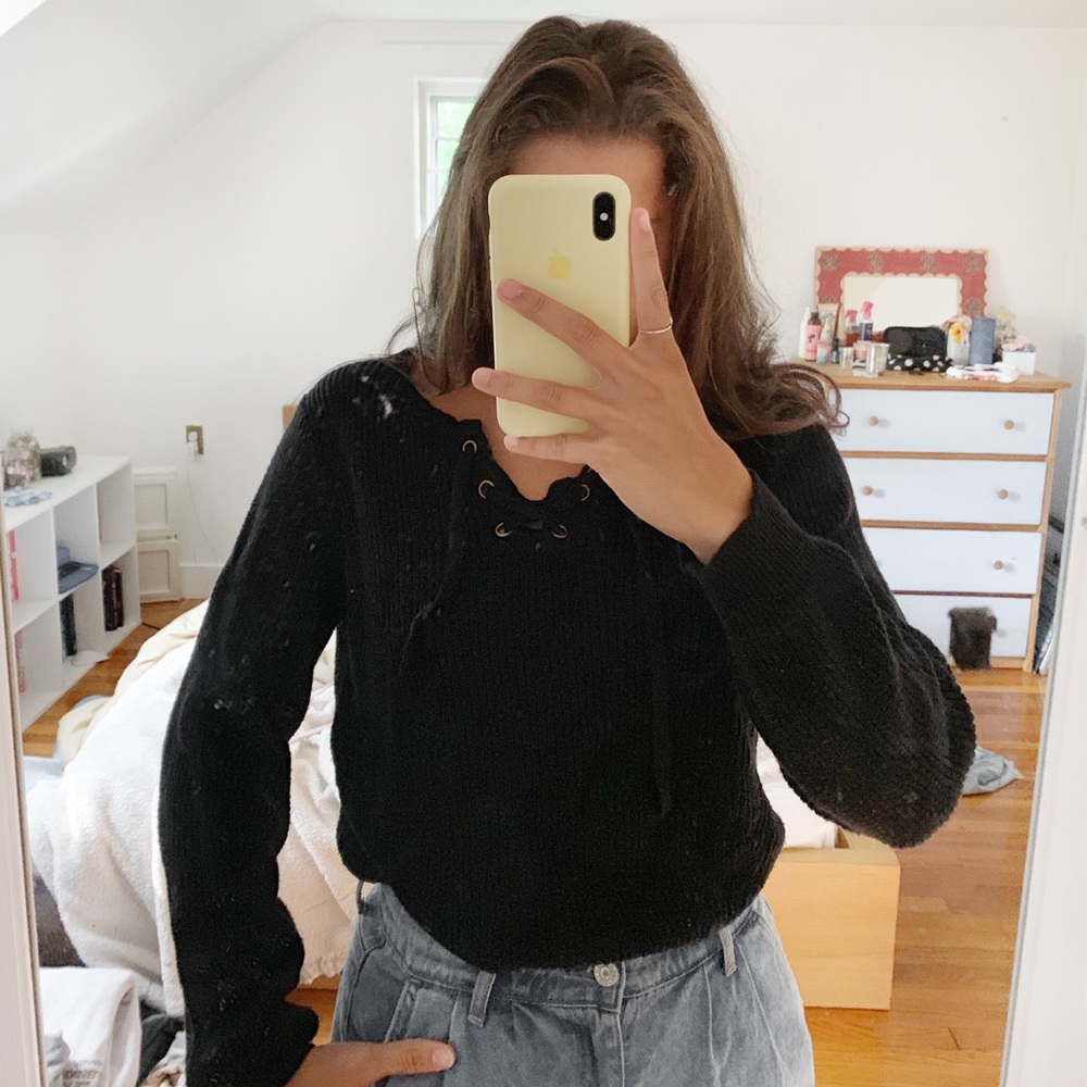 BLACK KNIT SWEATER